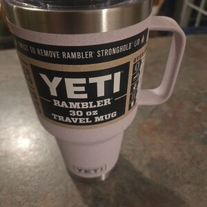 Yeti Rambler 30 oz Travel Mug in Dusty Pink